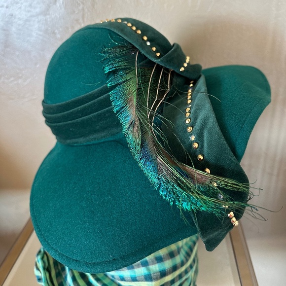 SENSATIONAL DESIGNER 1950\'s GREEN FELT WIDE BRIM HAT WITH METAL STUDS & FEATHERS main image 12